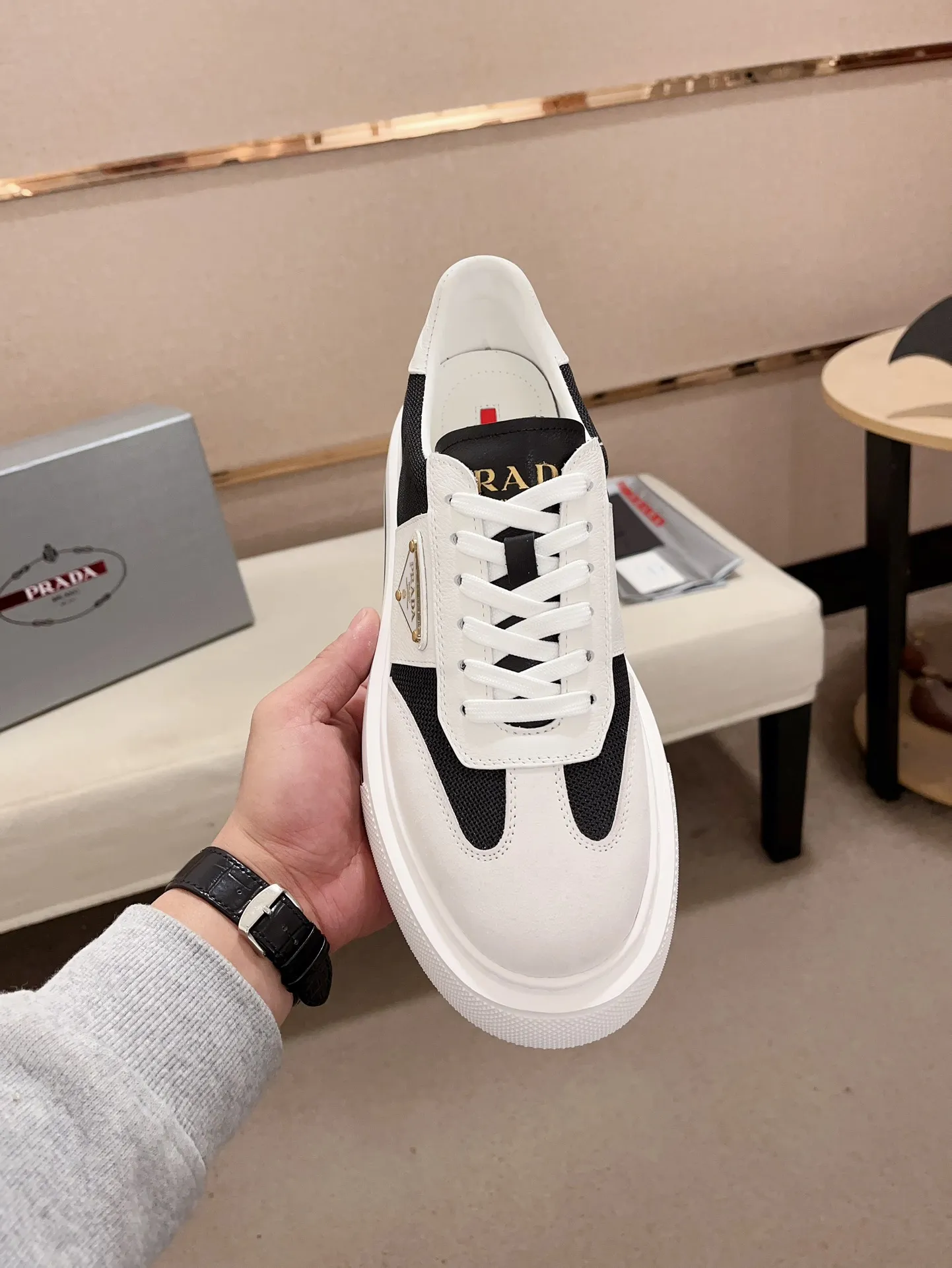 Men's shoes 💰 580💰 ✔️✔️✔️Higher version High-quality new PRADA (Prada) counters are launched simultaneously. The new men's shoes and 😘 fabrics are made of high-tech glue-spraying technology. Lining: Full cowhide lining. 👍🏿 High-end ☄️ air-cushion molded anti-slip rubber outsole, exquisite lines, simple and elegant, comfortable and high-end for leisure travel. Code number: 38 to 44 (45 can be customized and cannot be returned or exchanged)